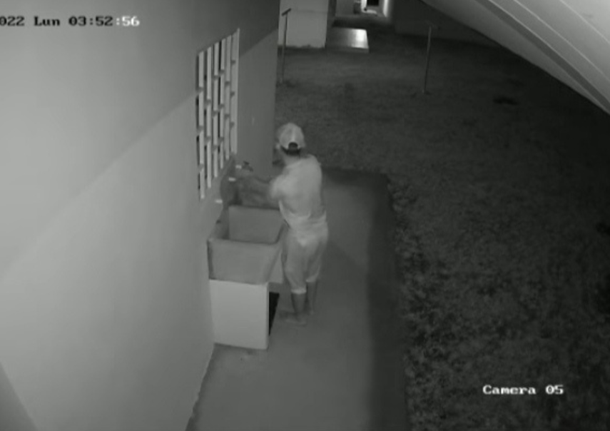 Sujeto que aparenta lavarse las manos pero que en realidad se esta hurtando los grifos