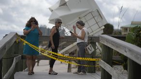 El meteoro causó al menos dos muertos y arrastró viviendas desde la costa de Florida hasta el océano, además de causar daños en muchos otros inmuebles.