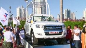 Papamóvil diseñado por panameños para la JMJ fue develado Papamóvil diseñado por panameños para la JMJ fue develado