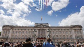 Hombre arrestado en Gran Bretaña por subir reja de palacio
