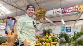 Alcalde Mayer Mizrachi entrega placa de la marca Panamá a emprendedor del San Felipe Neri.