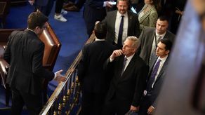 El martes, Kevin McCarthy no logró obtener la mayoría requerida durante tres votaciones porque un grupo de 20 republicanos rebeldes insistieron en una alternativa más conservadora.