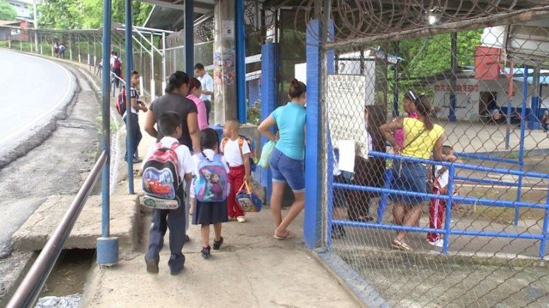 Estudiantes de kínder de una escuela en Las Cumbres solo reciben 2 horas de clases