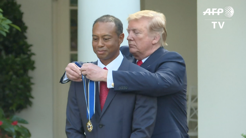 Donald Trump entrega a Tiger Woods la medalla de la Libertad