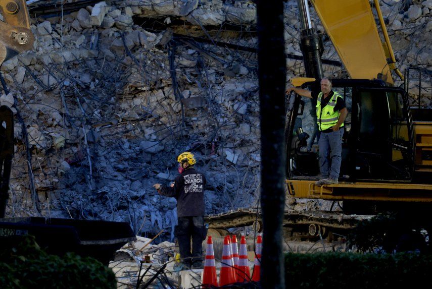 Las autoridades locales de Florida ordenaron revisiones de seguridad de los edificios cercanos después del desastre