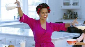 Salma Hayek vuelve a dejarse el bigote... de leche