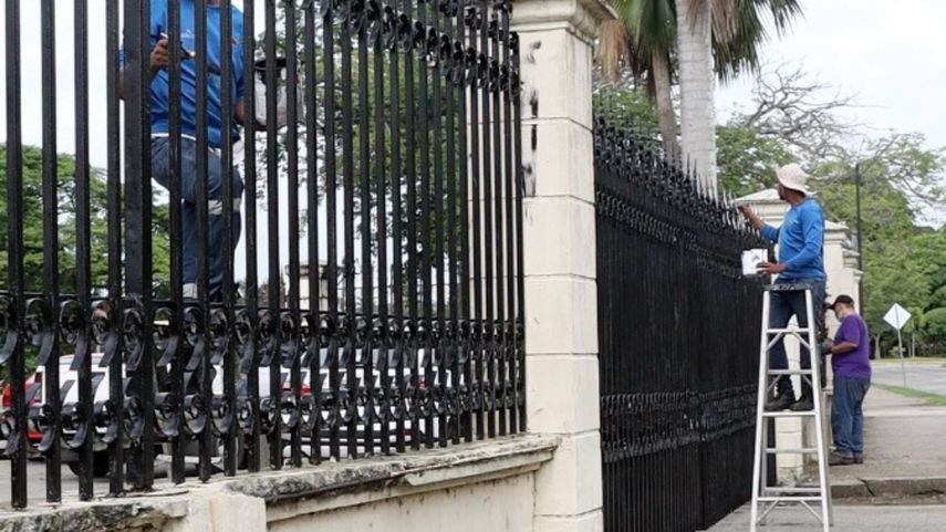 Privados de libertad realizan trabajos de reparación del Centro de Convenciones de Amador.