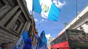 Decenas de manifestantes piden frenar Golpe al Constitucional de Guatemala