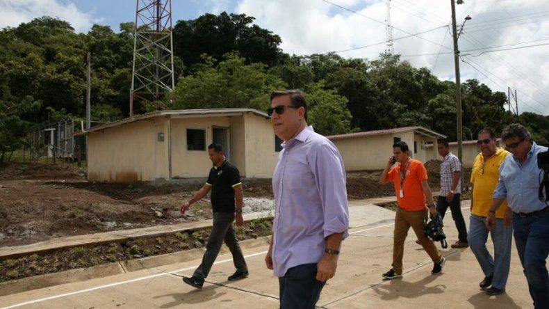 El Presidente recorre proyecto de Techo de Esperanza en Pesé