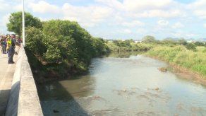 Hallan cuerpo en avanzado estado de descomposición flotando en río Juan Díaz
