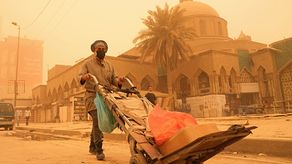 La tormenta de arena del lunes causó la muerte de dos personas en la vecina provincia oriental siria de Deir el-Zour.