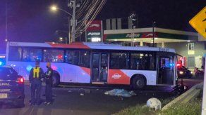 Una pareja que viajaba en una moto pierde la vida, tras un fuerte accidente de tránsito en la Avenida José Agustín Arango, Panamá.
