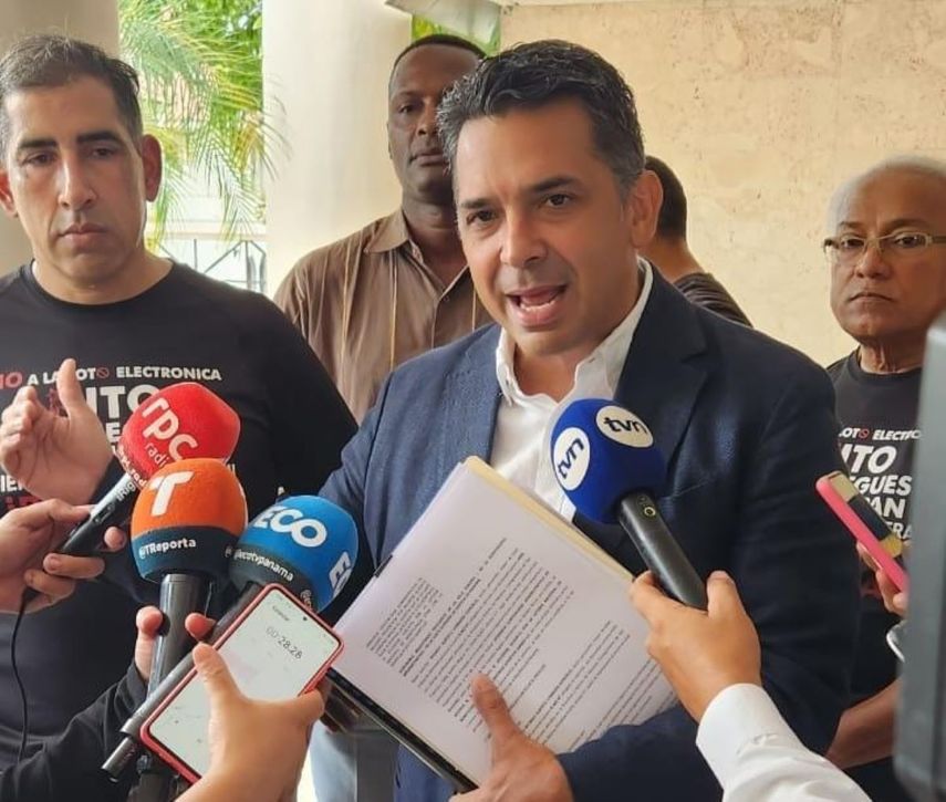 Ricardo Lombana presenta acción legal por lotería electrónica