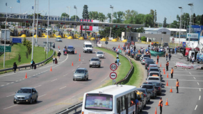 Protesta sindical bloquea parte del acceso al principal aeropuerto argentino