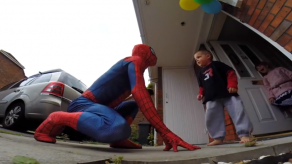 Un padre se viste de Spiderman para sorprender a su hijo con cáncer
