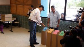 Acompañado de su hijo y esposa