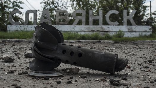 Los residentes de Slovyansk se preguntan -algunos con esperanza, muchos con temor- si el cartel volverá a pintarse de nuevo, con los colores rojos, blanco y azul de la enseña rusa.