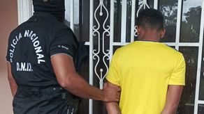 Policía Nacional aprehenden a dos hombres.