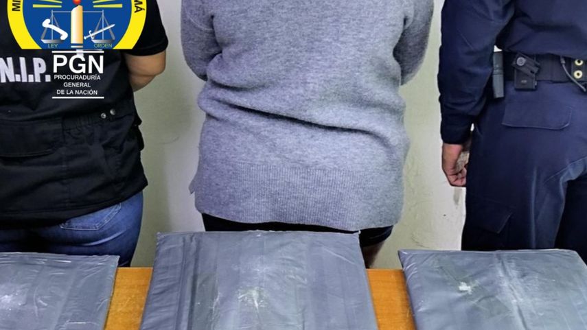 Mujer aprehendida en el Aeropuerto de Tocumen.