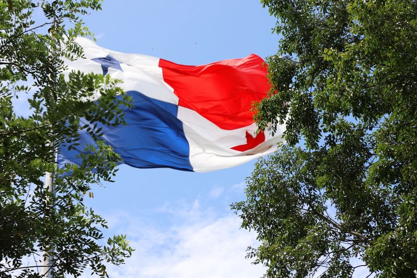 Bandera Nacional en el Cerro Ancón.