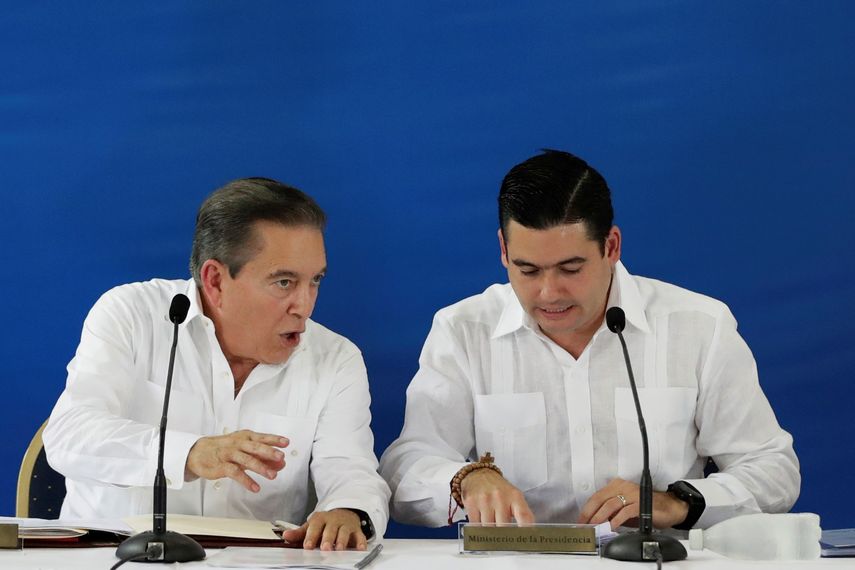 El presidente de Panamá (izq.)