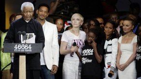 Estrellas se reúnen en concierto por cumpleaños de Mandela