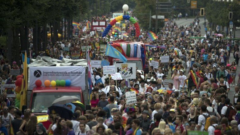 El desfile del orgullo gay de Berlín celebra el matrimonio entre homosexuales