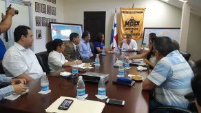 Ministro Arosemena se reúne con moradores de PH de Limajo