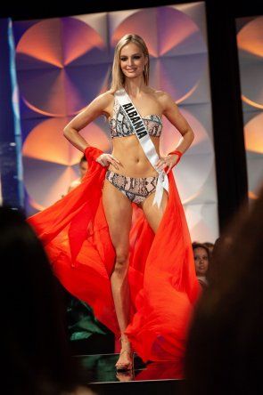 Desfile en traje de baño - Miss Universo 2019