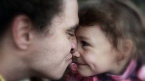 La ciencia advierte: Hombres con testículos pequeños son mejores padres
