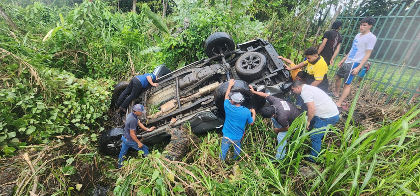 Unidades del SENAFRONT rescatan a ocupantes de vehículo accidentado en Bugaba.
