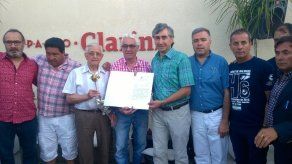 Orfebre argentino crea rosas con material bélico de Malvinas