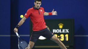 Djokovic no tiene piedad con Isner y será el rival de Ferrer en semis