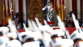 El rey Felipe VI preside el desfile militar del 12 de Octubre en el Paseo de la Castellana de Madrid para festejar este martes el Día de la Fiesta Nacional.&nbsp;