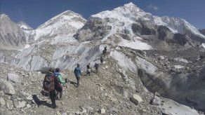 Cifra récord de alpinistas busca alcanzar cumbre de Everest