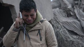 El volcán de Guatemala sigue arrojando rocas