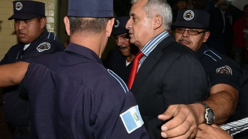 Juez de Guatemala mantiene proceso por 3 delitos a expresidente Pérez Molina