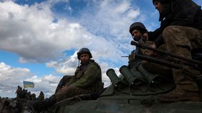 Soldados ucranianos viajan en un vehículo blindado en una carretera cerca de Lyman, región de Donetsk.