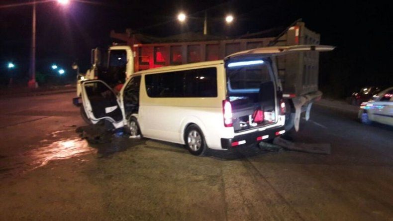 Ocho heridos deja colisión entre busito y camión volquete en Vía Centenario