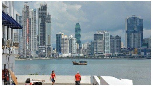 Noriega dejó un Panamá en bancarrota y vuelve al Dubai latino