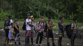 El gobierno del presidente Joe Biden anunció el miércoles que acepta la entrada de hasta 24,000 migrantes venezolanos por avión, pero expulsará a aquellos que entren ilegalmente por la frontera con México, como parte de un acuerdo con este país latinoamericano. Ni a los que han ingresado ilegalmente por Colombia, Panamá y Ecuador.