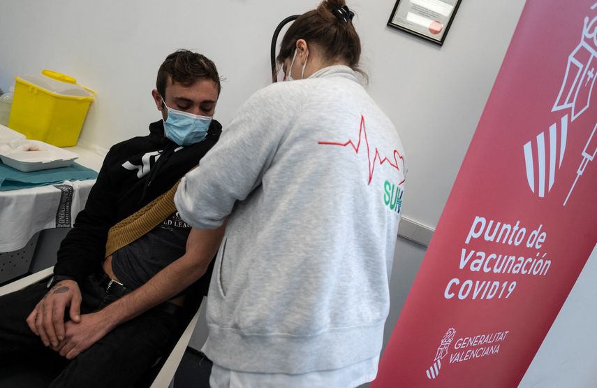 Un trabajador sanitario administra una dosis de la vacuna Covid-19 a un hombre en España.