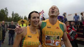 Pareja lituana se corona campeona en “cargando a la esposa”
