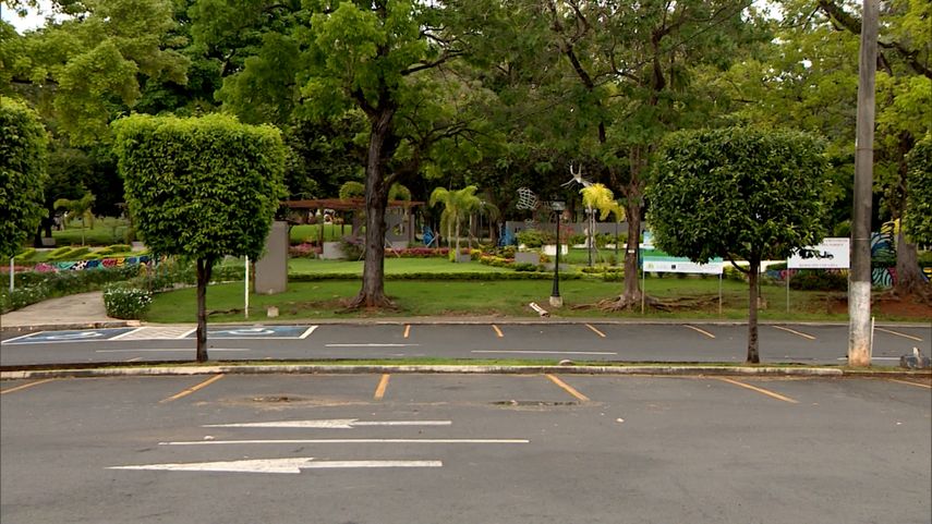 Vistas de los estacionamientos del Parque Omar.