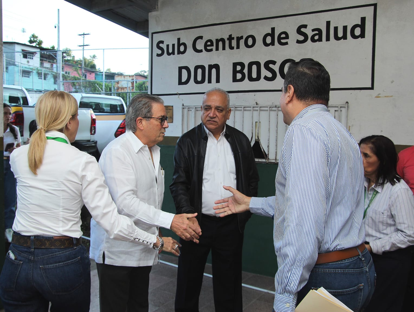 Ministro de Salud realiza recorrido sorpresa en centros médicos