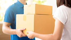 Mujer recibiendo cajas con productos
