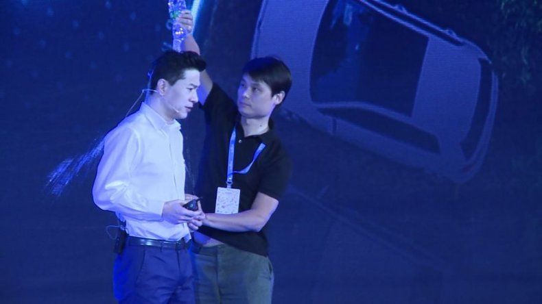 El fundador del chino Baidu, rociado con agua durante conferencia