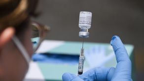 Los efectos secundarios más frecuentes fueron dolor en el lugar de la inyección (71% de los participantes en el estudio), fatiga (56%) y dolor de cabeza (43%).