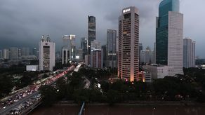 El código también amplía la Ley de blasfemia actual y mantiene penas de cinco años de prisión para las desviaciones de las seis religiones reconocidas en Indonesia: el islam, el protestantismo, el catolicismo, el hinduismo, el budismo y confuncionismo.