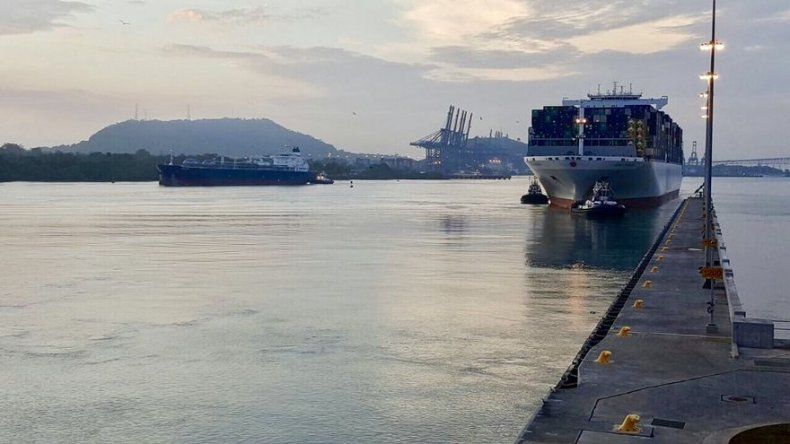 Buque OOCL France rompe récord de tamaño y capacidad al transitar por el Canal Ampliado